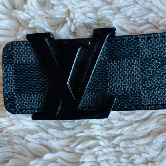 LOUIS VUITTON Damier Graphite 40mm LV initial buckle men’s belt, size 40 - Picture 5 of 9